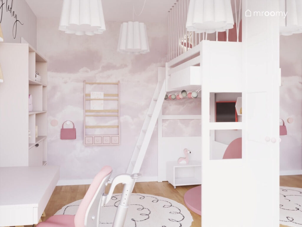 Jasny pokój dla dziewczynki z białą antresolą i tapetą w chmury oraz lampami sufitowymi w kształcie kwiatów
