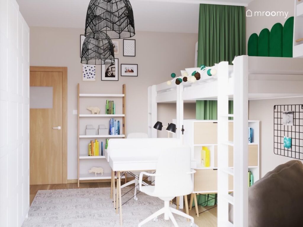 Beżowy pokój dla rodzeństwa z białymi antresolami i biurkami zielonymi dodatkami i czarnymi lampami sufitowymi