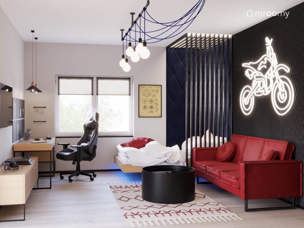 Szaro czarny pokój dla chłopca z drewnianymi meblami czerwona sofą oraz ledonem motocykl