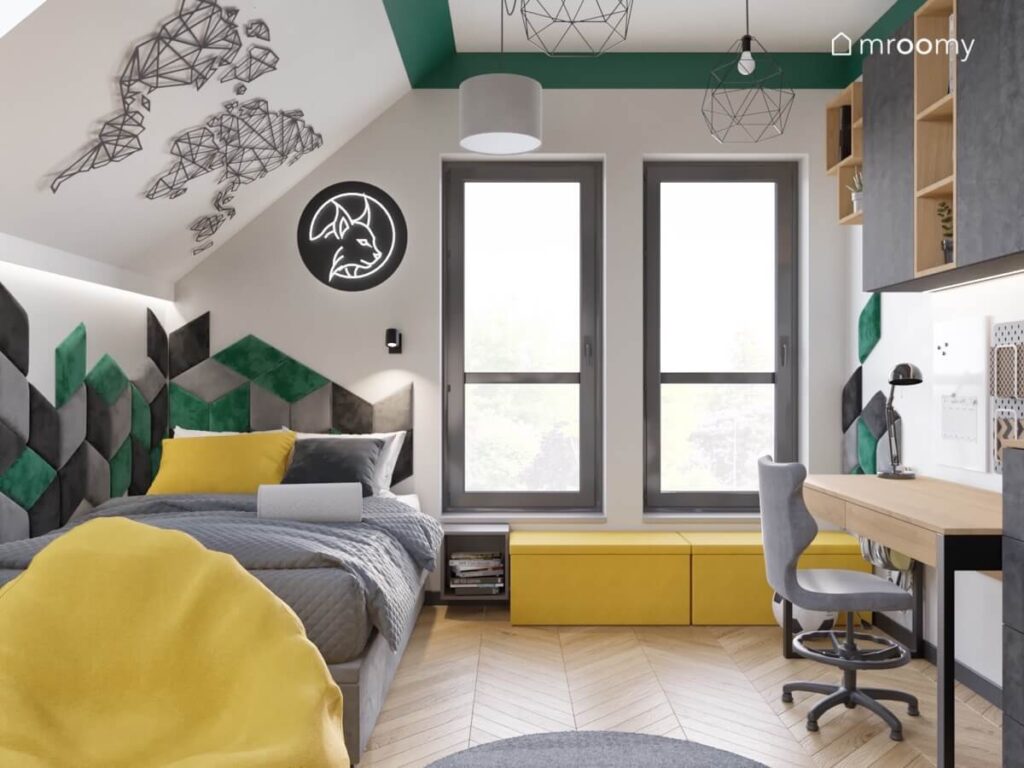 Szary poddaszowy pokój dla chłopca z szaro drewnianymi meblami oraz zielonymi i żółtymi dodatkami