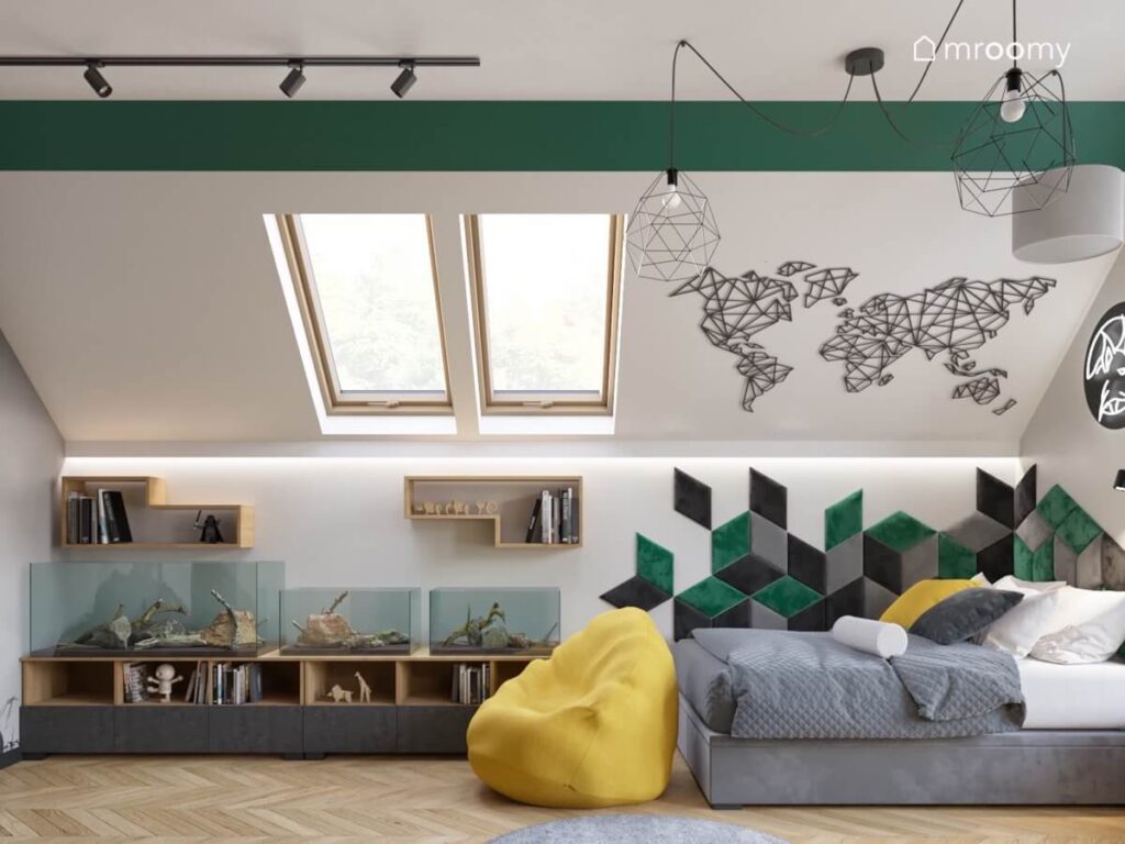 Poddaszowy pokój dla chłopca z szaro białymi ścianami i zielonym paskiem szarym tapicerowanym łóżkiem oraz żółtą pufą i terrariami dla zwierząt