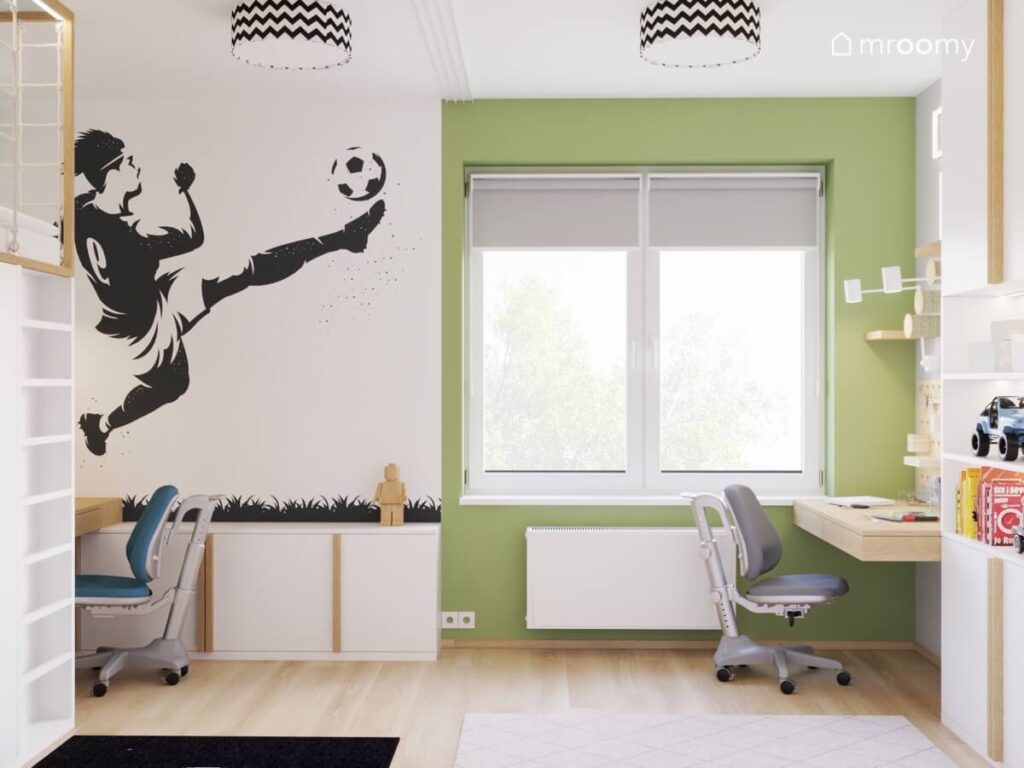 Biało zielony pokój dwóch chłopców z naklejką piłkarz dwoma strefami nauki i lampami w zygzaki