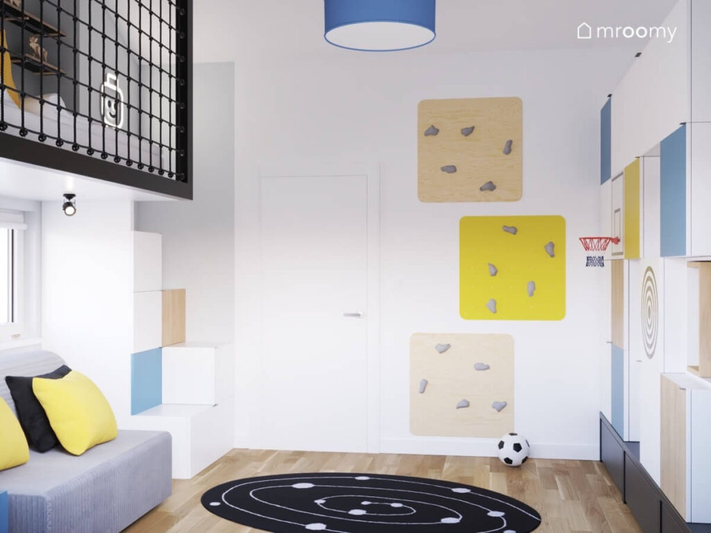 Biały pokój dla chłopca z panelami wspinaczkowymi kosmicznym dywanem szarą sofą i antresolą