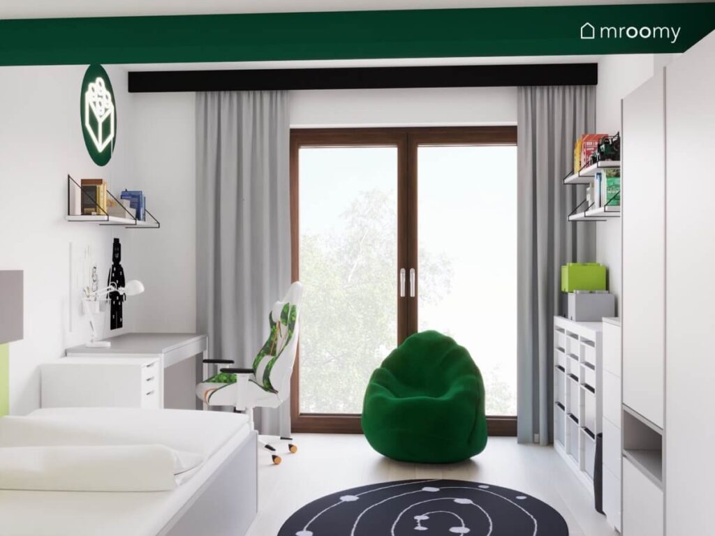 Biało zielony pokój dla chłopca z białymi meblami zielonymi dodatkami oraz kosmicznym dywanem
