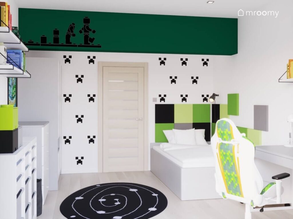 Biało zielony pokój dla chłopca z białym łóżkiem uzupełnionym panelami w różnych kolorach oraz z motywami Lego i Minecraft na ścianach