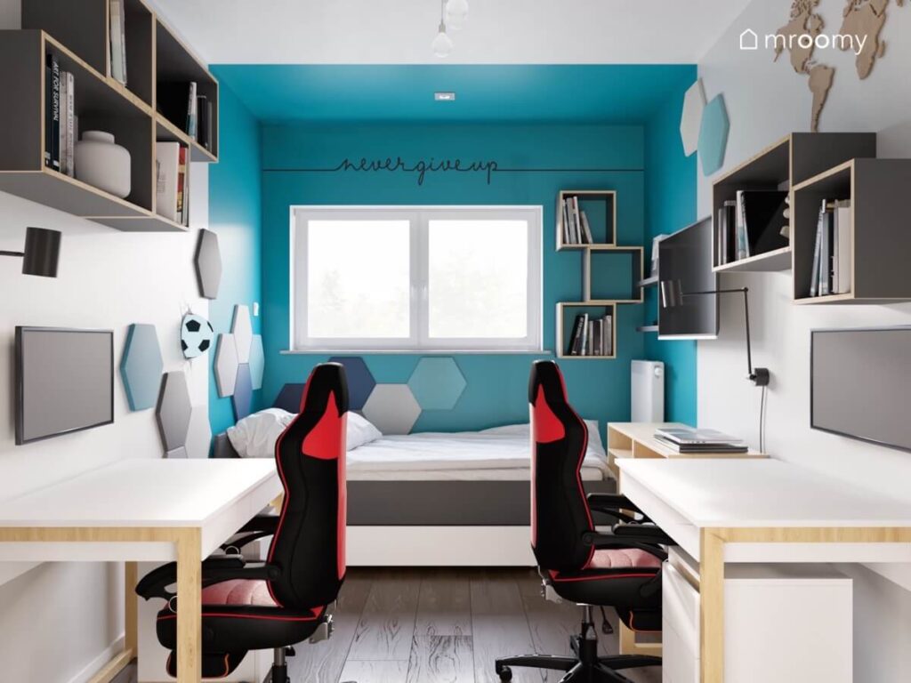 Niebiesko biało szary pokój dla dwóch chłopców a w nim dwa biurka z fotelami gamingowymi i sześciokątne panele ścienne