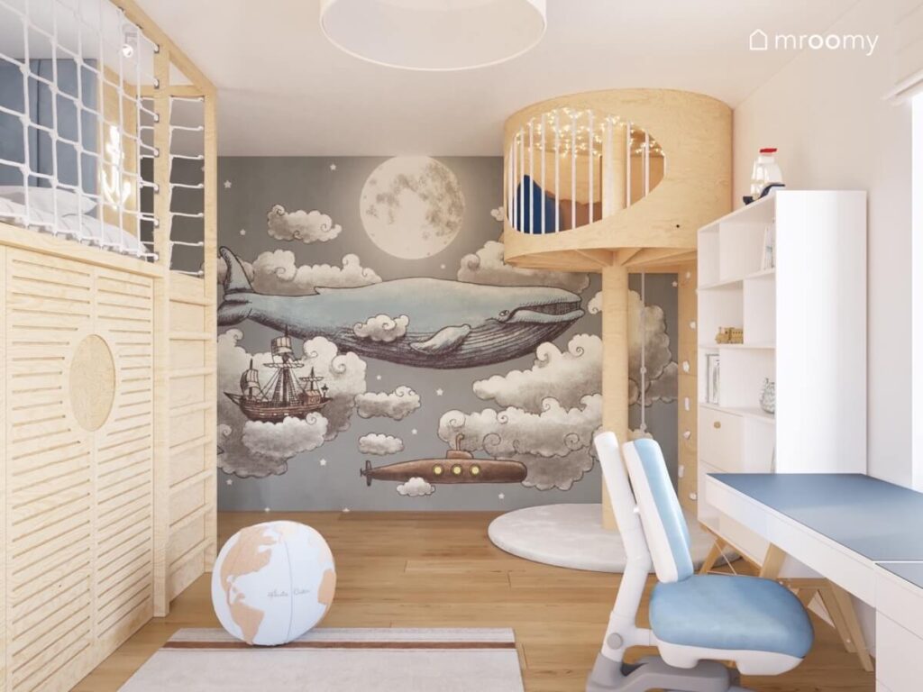 Drewniana antresola tapeta z wielorybem oraz kącik na wysokości na który prowadzi ścianka wspinaczkowa w pokoju dla chłopca