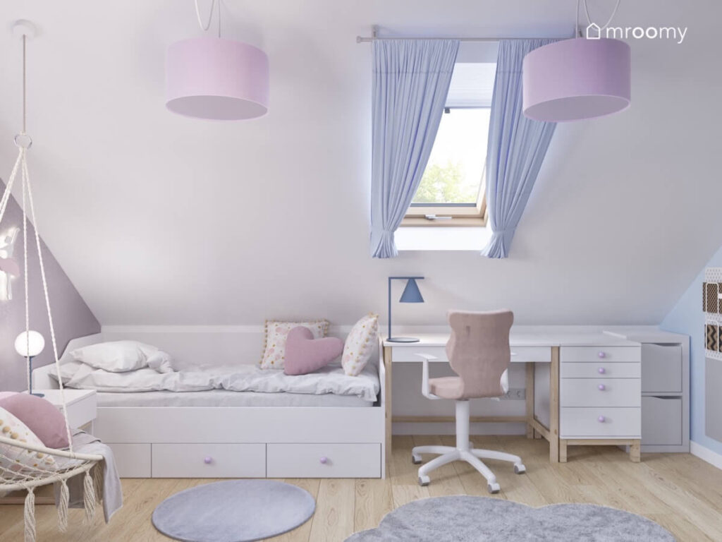 Strefa spania i strefa nauki w pokoju dziewczynki a w nich proste łóżko z szufladami oraz biurko z kontenerkiem i jasnoróżowym krzesłem