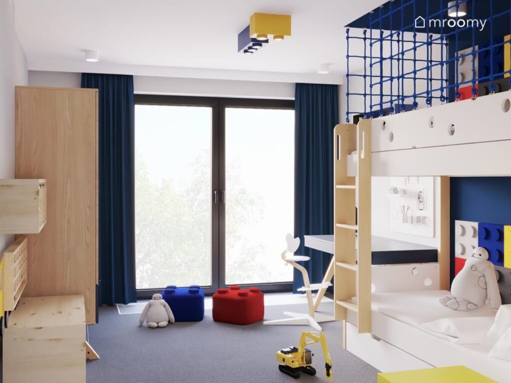 Pokój dla chłopca z drewnianymi meblami i białym łóżkiem piętrowym oraz pufkami i lampami w kształcie klocków