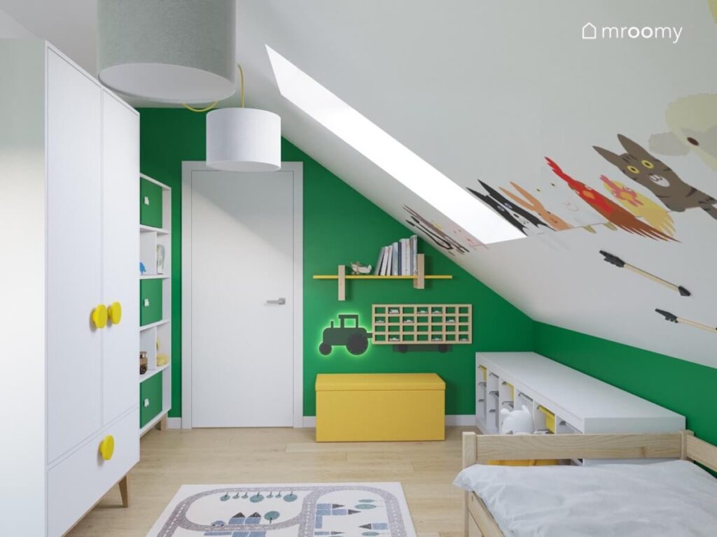 Biało zielony poddaszowy pokój dla chłopca z białymi meblami drewnianym łóżkiem oraz dywanem z miastem