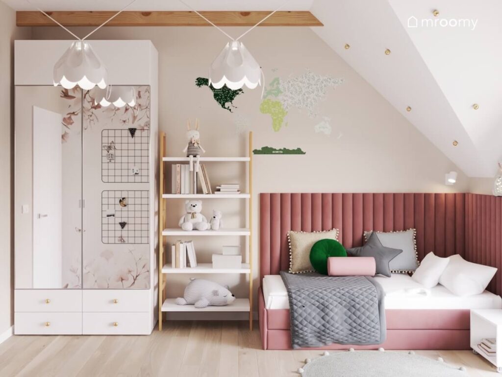 Duża szafa z lustrzanymi frontami regał oraz różowe tapicerowane łóżko a na ścianie mapa świata w pokoju dla dziewczynki