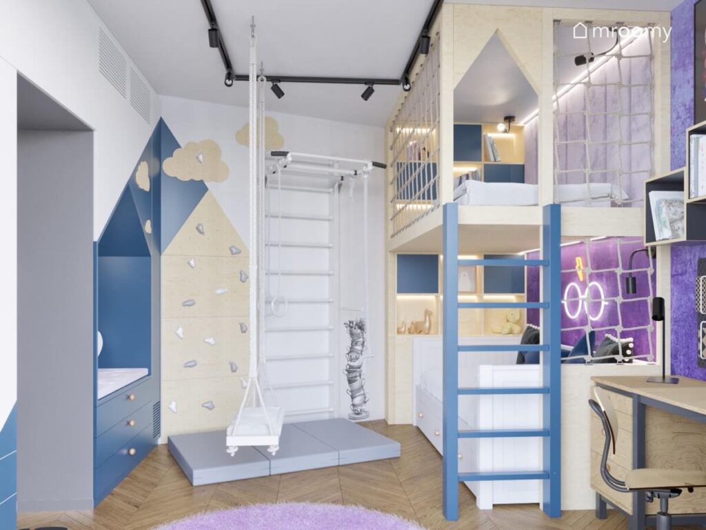 Ścianka wspinaczkowa w formie domku drabinka gimnastyczna huśtawka wisząca oraz antresola w pokoju dziewczynki