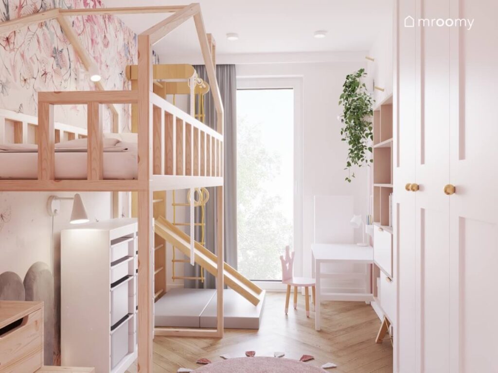 Jasny pokój dla dziewczynki z drewnianą antresolą w formie domku z białymi meblami oraz kwietnikami
