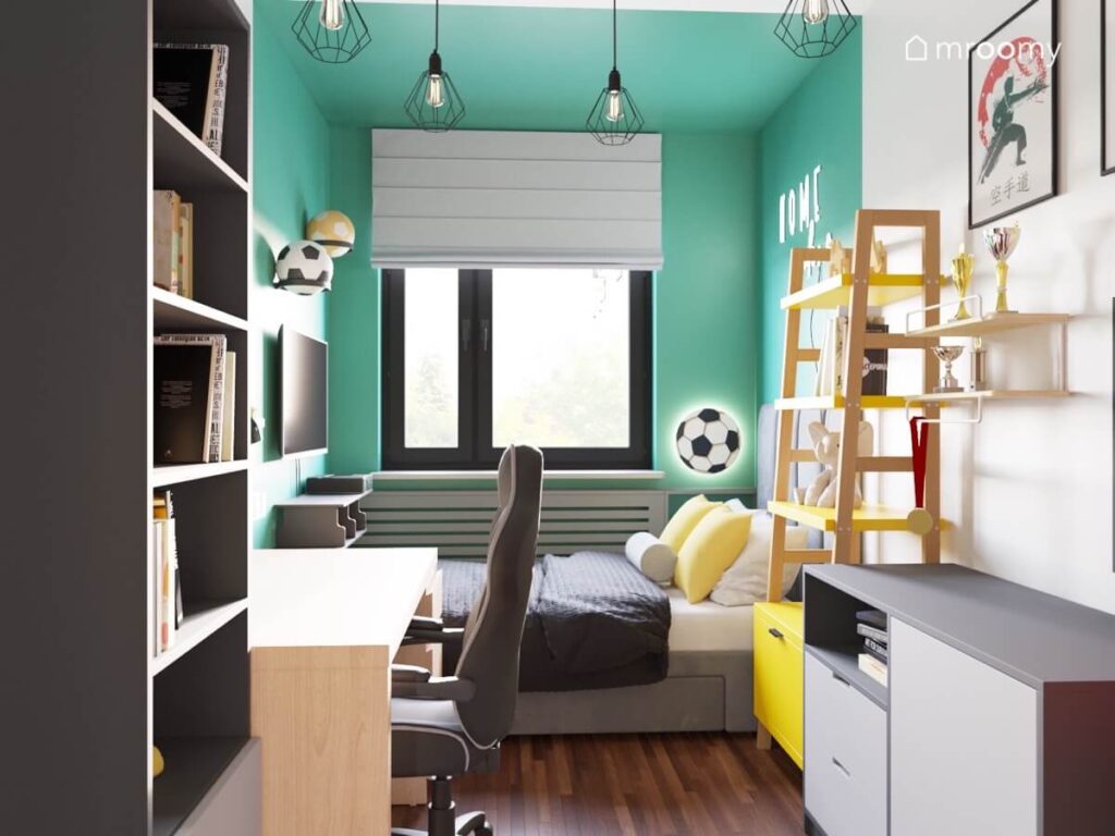 Zielono szary pokój dla chłopca z szarymi i drewnianymi meblami oraz piłkarskimi dodatkami