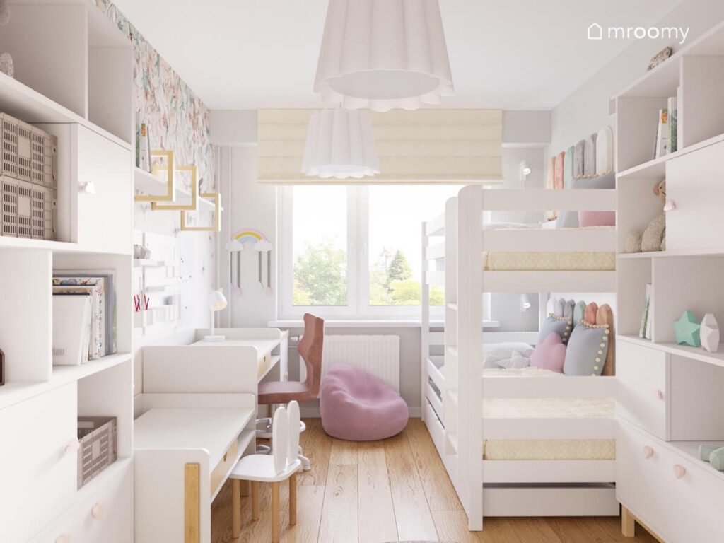 Jasny pokój dla dwóch dziewczynek z białymi meblami z drewnianymi elementami różową pufą oraz jasnożółtą roletą