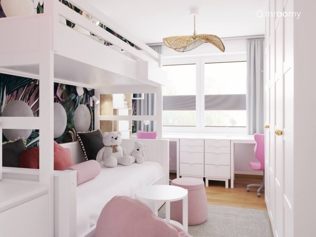 Biały pokój dla dwóch sióstr z białym łóżkiem dwoma biurkami z różowymi krzesłami oraz małym stolikiem z pufkami