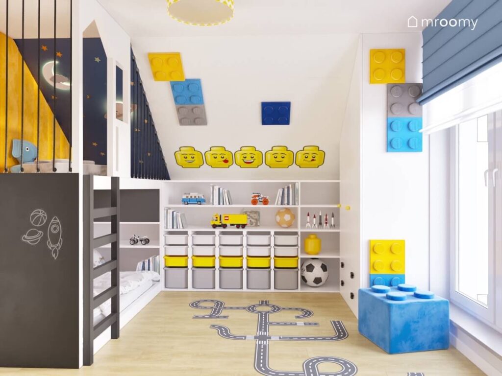 Poddaszowy pokój dla chłopca z białymi meblami oraz licznymi dodatkami z motywem Lego