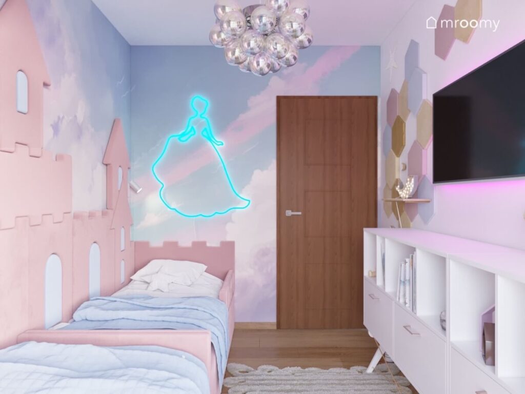 Królewski pokój dla dwóch dziewczynek z tapicerowanymi łóżkami ledonem księżniczka wielkoformatową tapetą na ścianie oraz oryginalną lampą sufitową