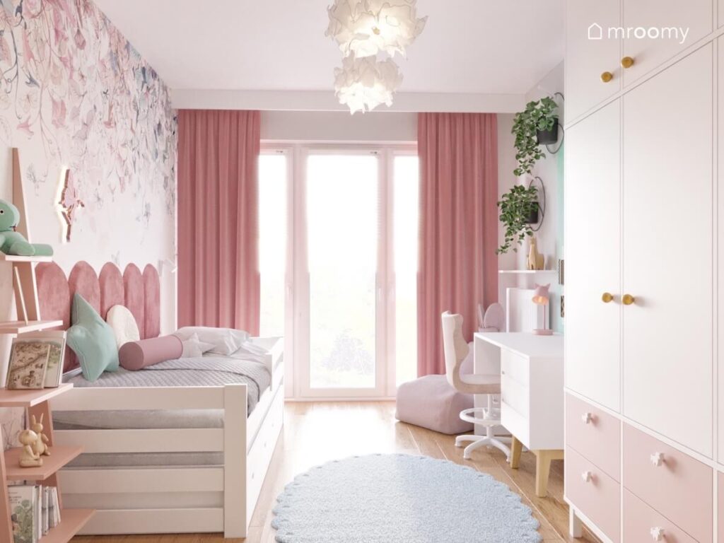 Pokój dla dziewczynki w wieku szkolnym a w nim białe meble różowe dodatki i lampy kwiaty