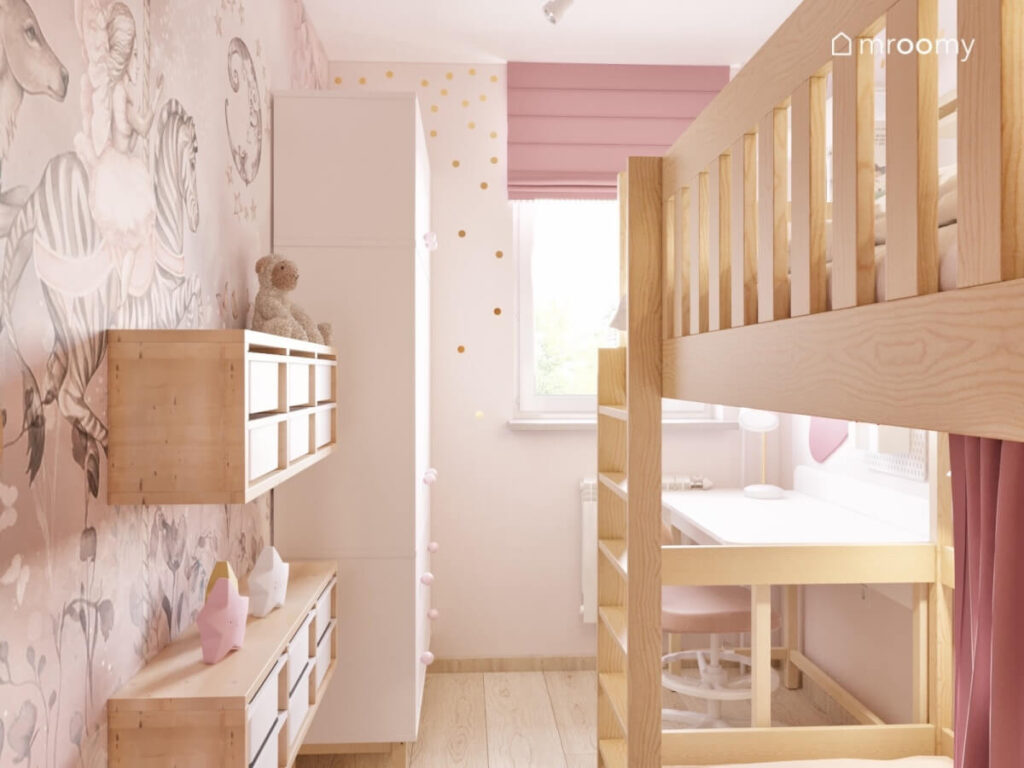 Biały pokój dla dziewczynki a w nim drewniana antresola drewniane regały z pojemnikami oraz duża biała szafa