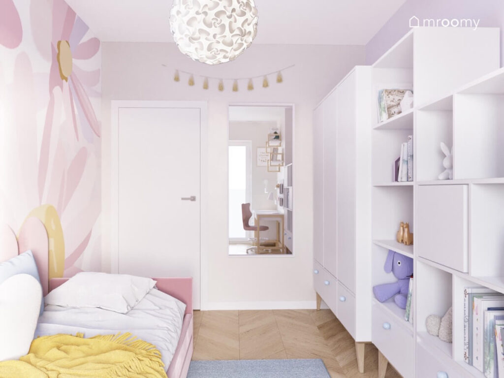 Szaro fioletowy pokój dziewczynki z białymi meblami różowym łóżkiem oraz ozdobną lampą sufitową