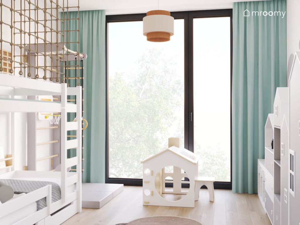 Jasny pokój dla chłopca z łóżkiem piętrowym drabinką gimnastyczną i drewnianym domkiem