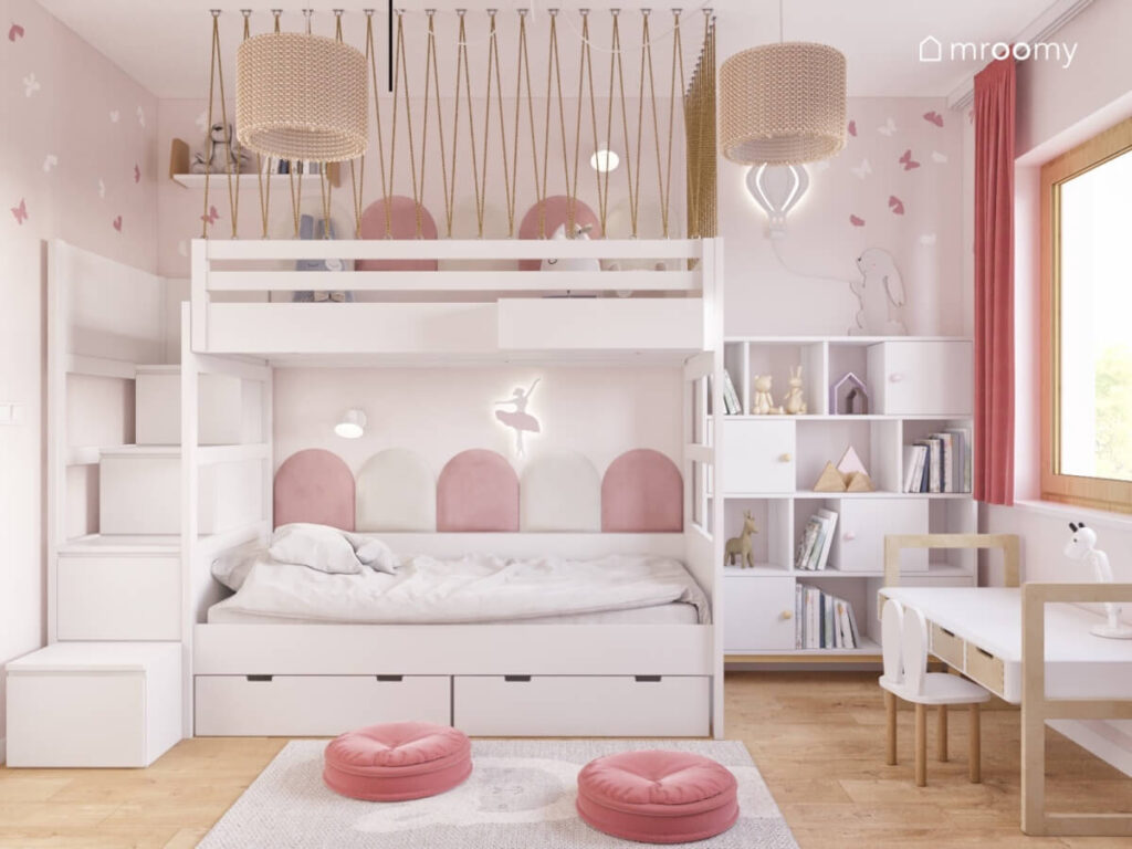 Łóżko piętrowe z miejscem do zabawy u góry a na podłodze różowe pufki w jasnym pokoju dla dziewczynki