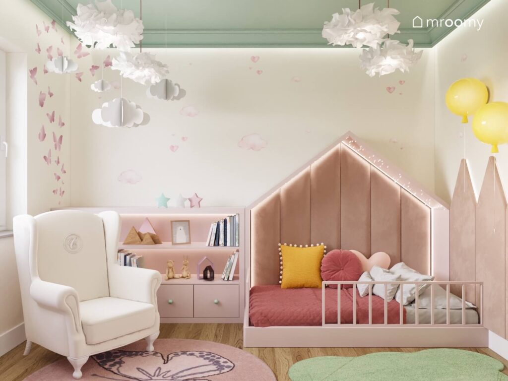 Jasny pokój dla dziewczynki z zielonym sufitem łóżkiem domkiem ozdobnymi lampami i dywanem z motylem