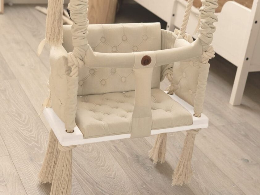 Krzesełko dla dziecka z oparciem i zabezpieczeniem