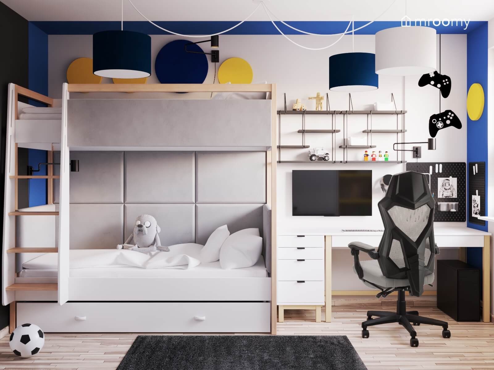 Piętrowe łóżko w pokoju chłopca a obok strefa nauki z organizerami ściennymi i półkami