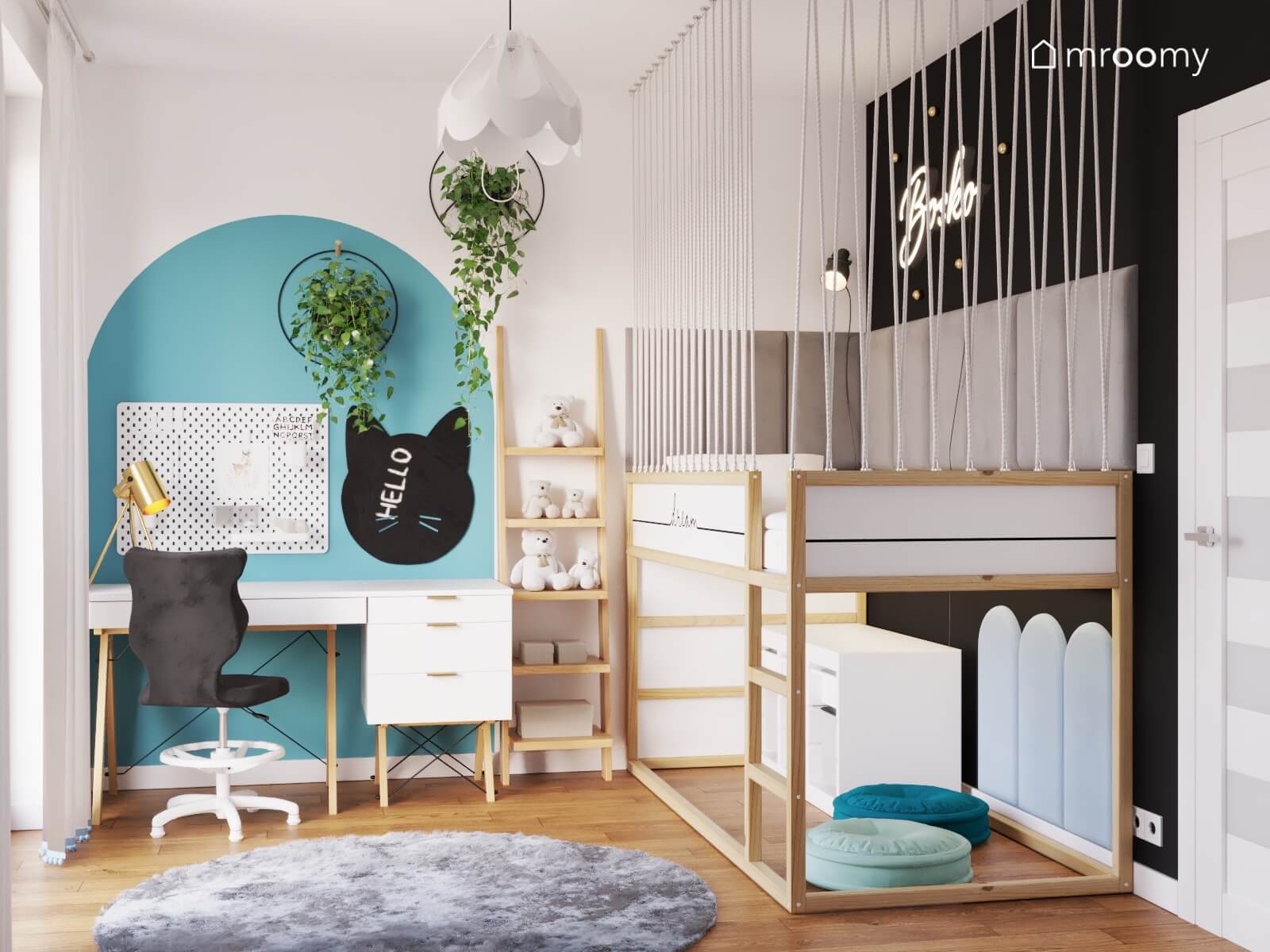 Jasny pokój dla dziewczynki z biało drewnianą antresolą i biurkiem oraz roślinami doniczkowymi