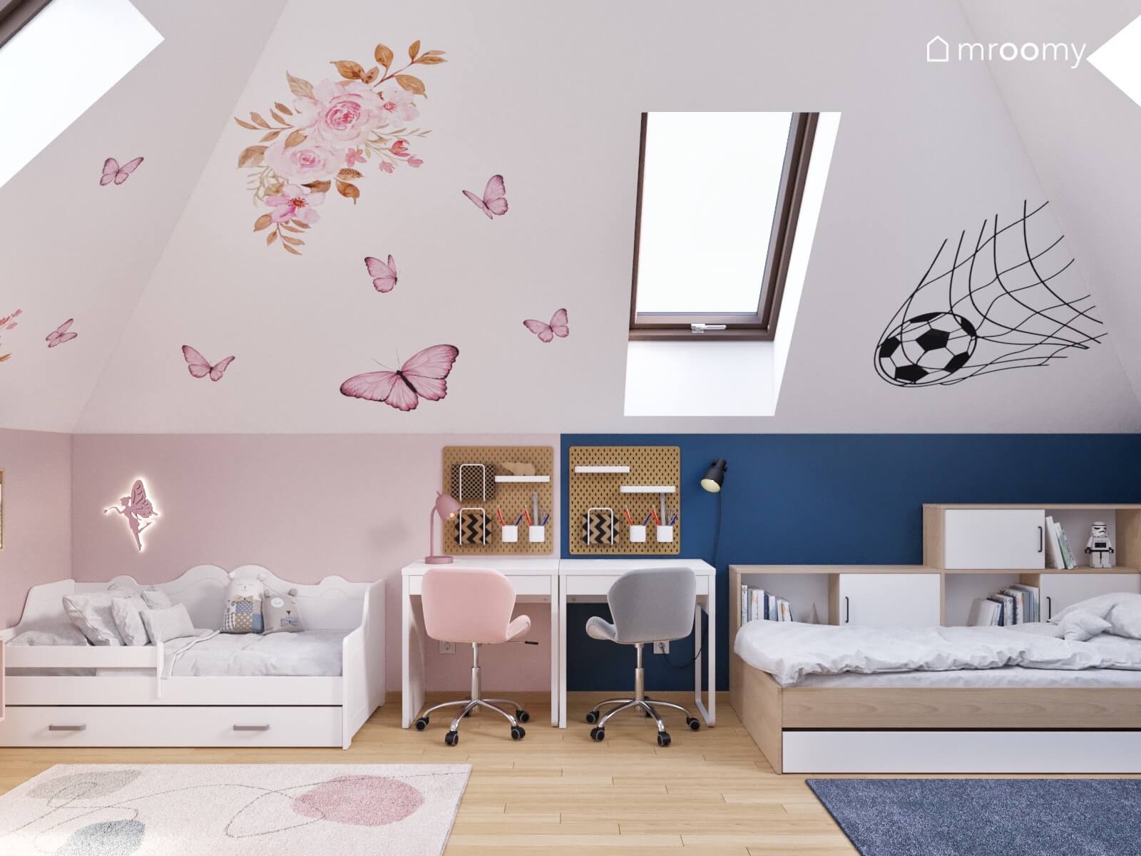 Poddaszowy pokój dla rodzeństwa z różową strefą dziewczynki i ciemnoniebieską częścią chłopca a na skosach naklejki w kwiaty motyle i piłki