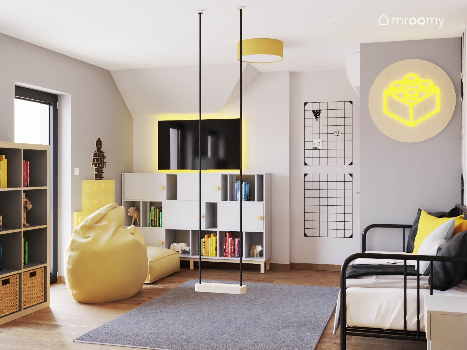 Jasny poddaszowy pokój dla chłopca z białymi meblami i żółtymi dodatkami