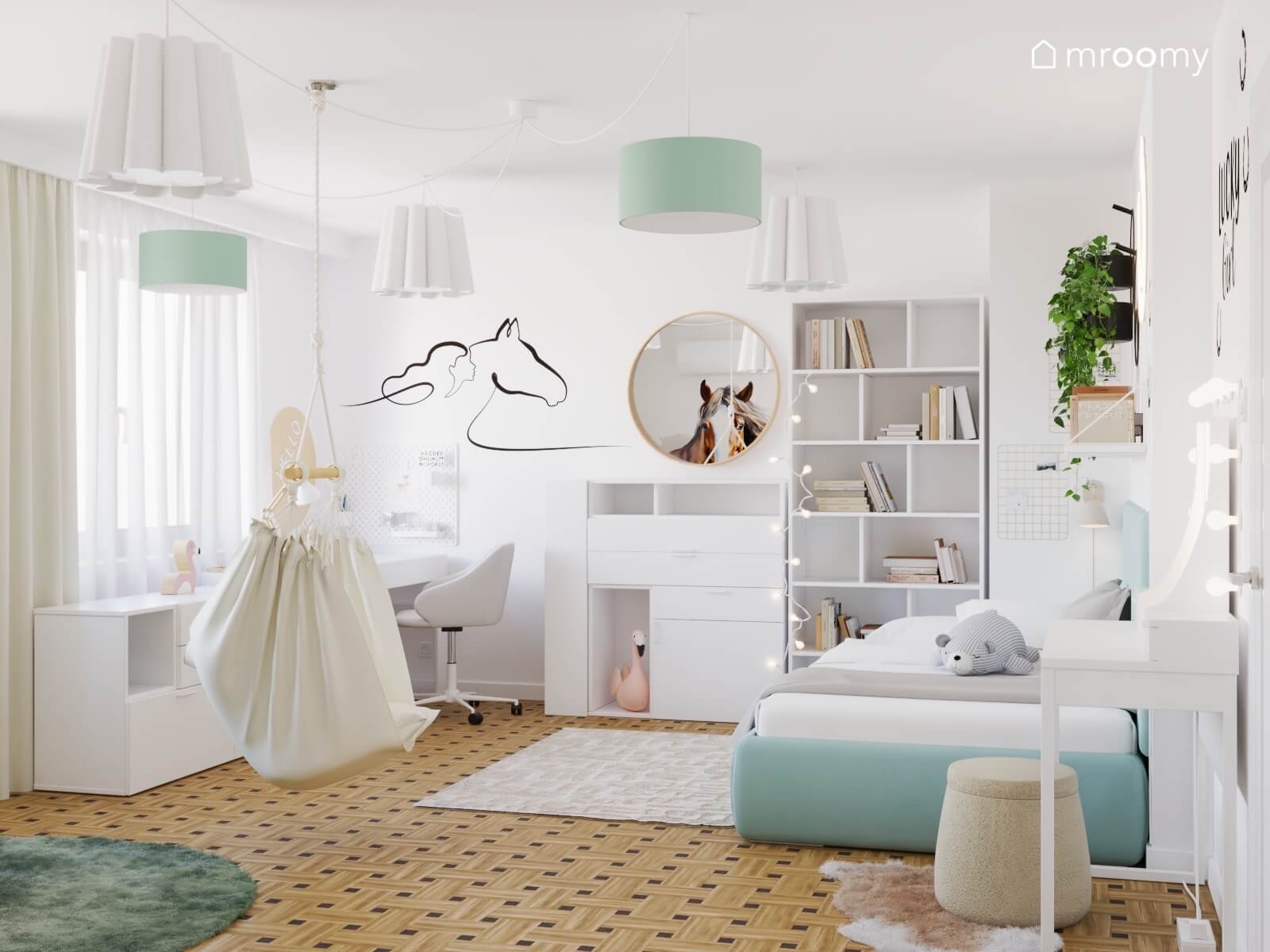 Biały pokój dla dziewczynki z błękitnym tapicerowanym łóżkiem białymi meblami fotelem wiszącym i naklejkami ściennymi z końmi