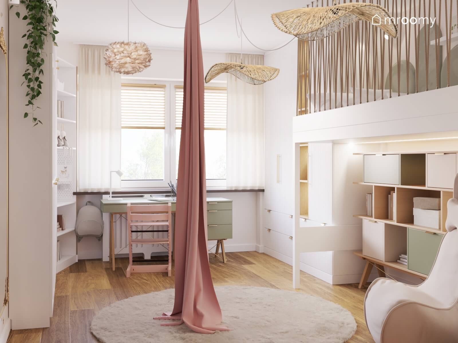 Biały pokój dla dziewczynki z biało drewnianymi meblami i szarfą akrobatyczną
