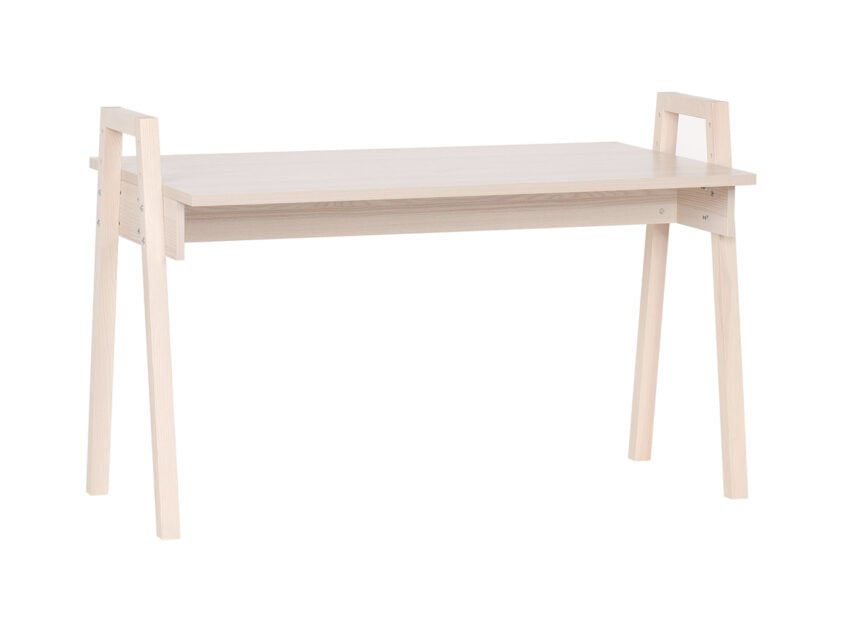 Biurko z kolekcji Spot Young z blatem o regulowanej wysokości i solidnymi nogami z drewna. Dzięki uniwersalnej kolorystyce sprawdzi się zarówno w pokoju dziecka, jak i nastolatka.