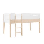 Łóżko podniesione Minimondo. Stabilne brzozowe nogi, przestrzeń pod łóżkiem na regał, komodę lub biurko. Idealne do pokoju dziecka. Wersja biała.