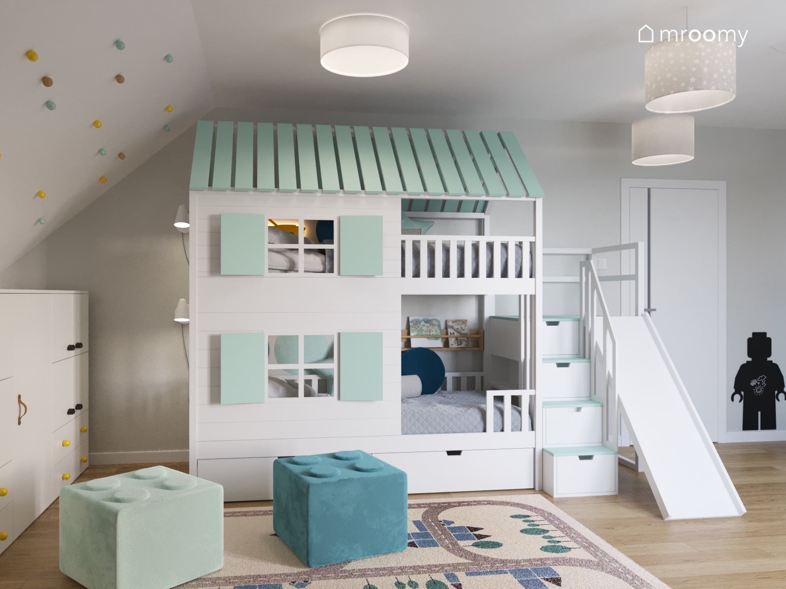 Pokój na poddaszu dla rodzeństwa przedszkolnego chłopców a w nim białe łóżko piętrowe ze zjeżdżalnią a obok pufy miętowe i turkusowe