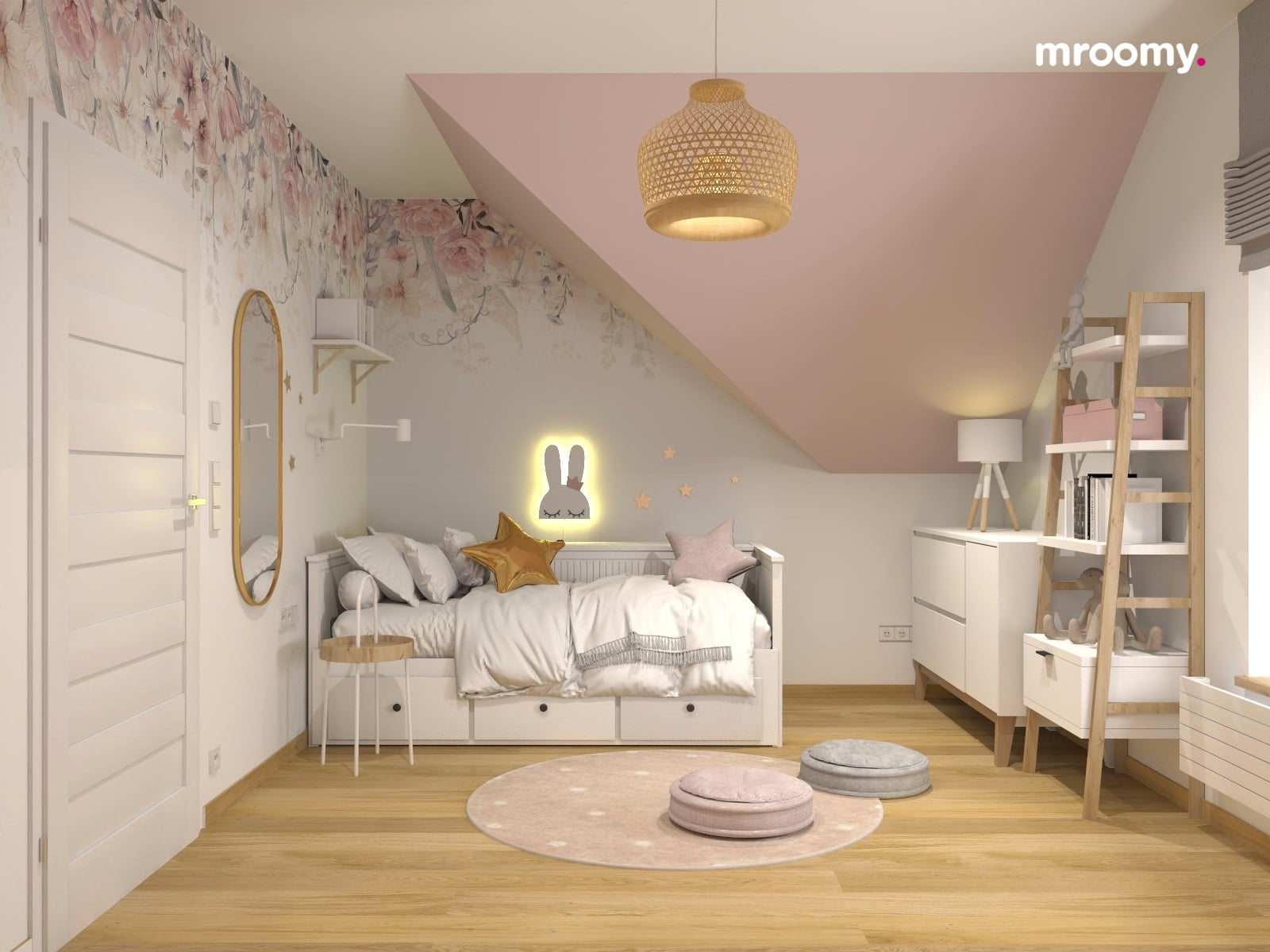 Aranżacja pokoju na poddaszu dla dziewczynki z białym łóżkiem z szufladami, lampką w kształcie króliczka, kwiatową tapetą oraz różowym dywanem